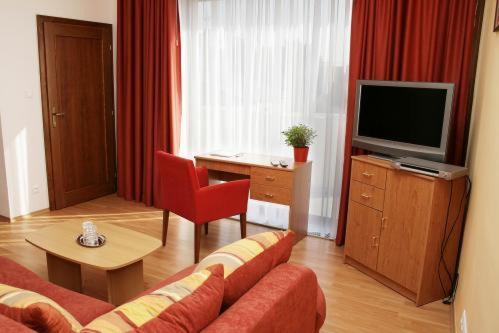 Hotel Maxim Svätý Jur Екстериор снимка