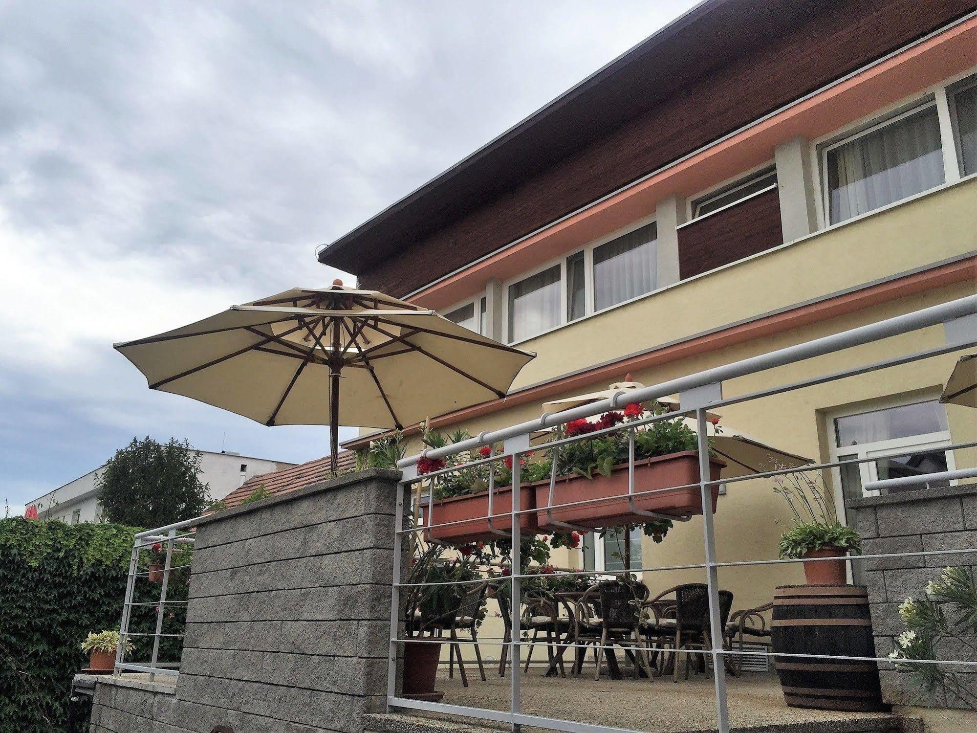 Hotel Maxim Svätý Jur Екстериор снимка