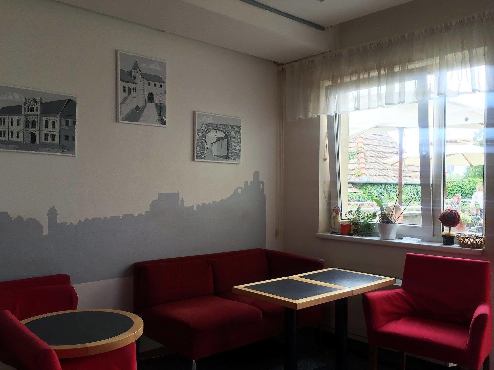 Hotel Maxim Svätý Jur Екстериор снимка